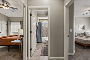 3 camere, una scrivania, ferro/asse da stiro, culla da viaggio