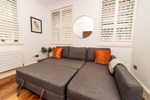 Una Smart TV, una chimenea