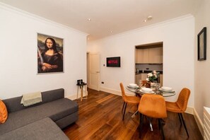 Smart TV y chimenea 