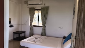 Phòng đôi Deluxe, 1 giường cỡ queen | Phòng cách âm, truy cập Internet không dây miễn phí, bộ trải giường 