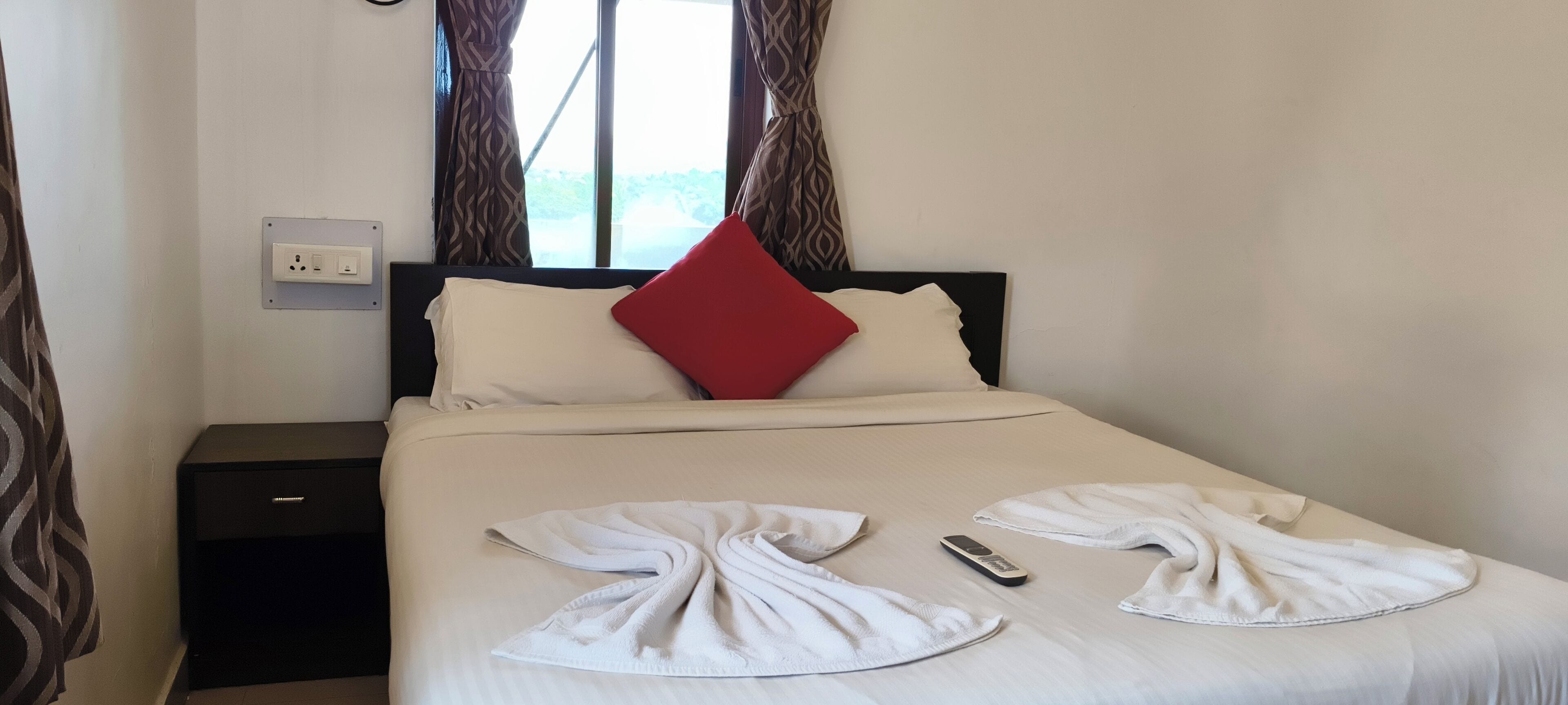 Premium Studio, 1 Queen Bed | Soundproofing, free WiFi, bed sheets