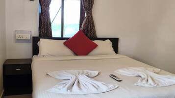 Premium Studio, 1 Queen Bed | Soundproofing, free WiFi, bed sheets