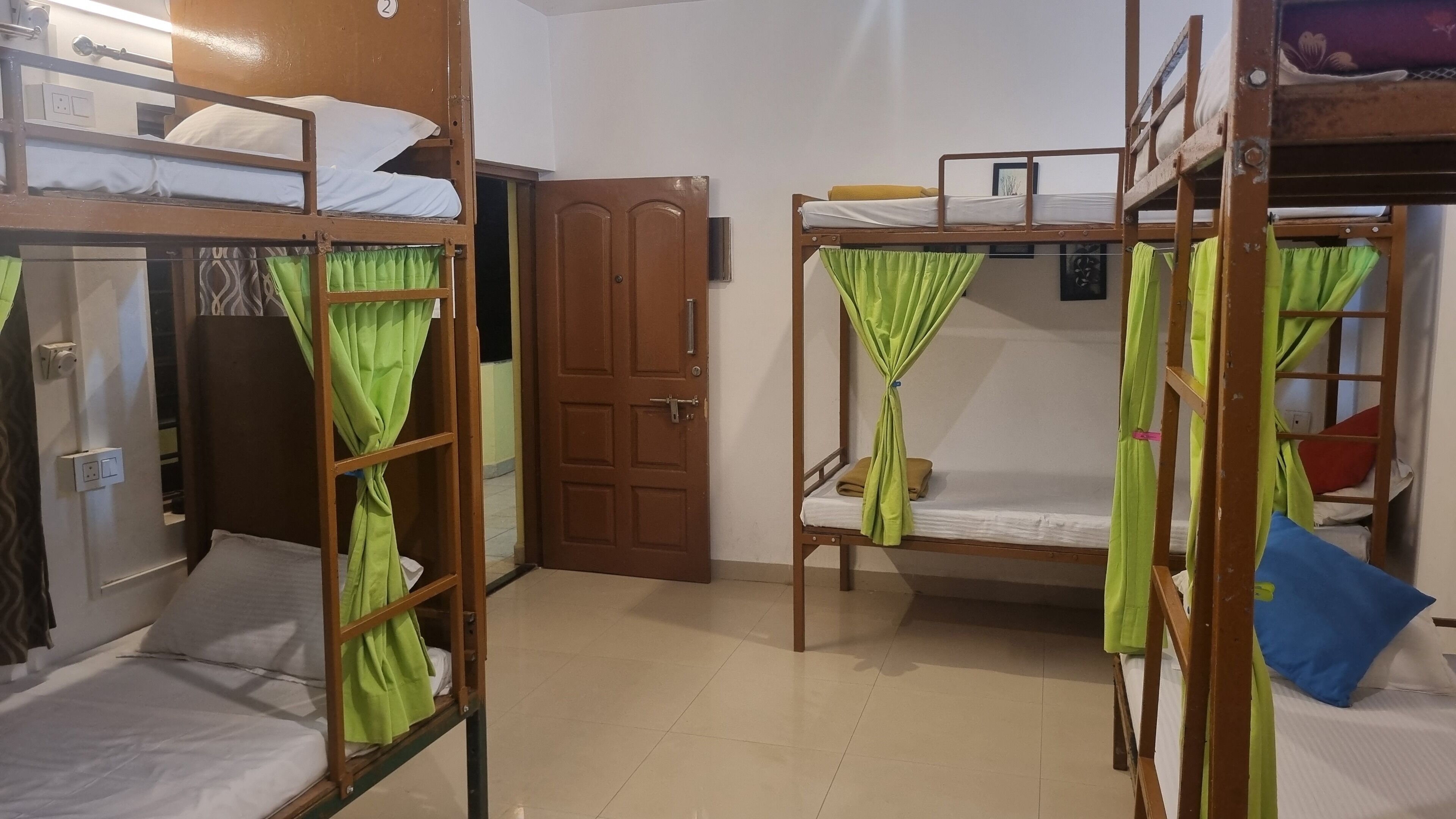 标准宿舍, 男女混合宿舍 | 隔音、免费 WiFi、床单