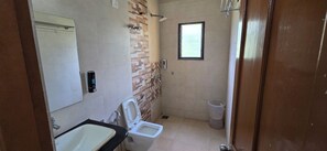 Studio Suite Superior, 1 giường cỡ queen | Phòng tắm | Buồng tắm vòi sen 