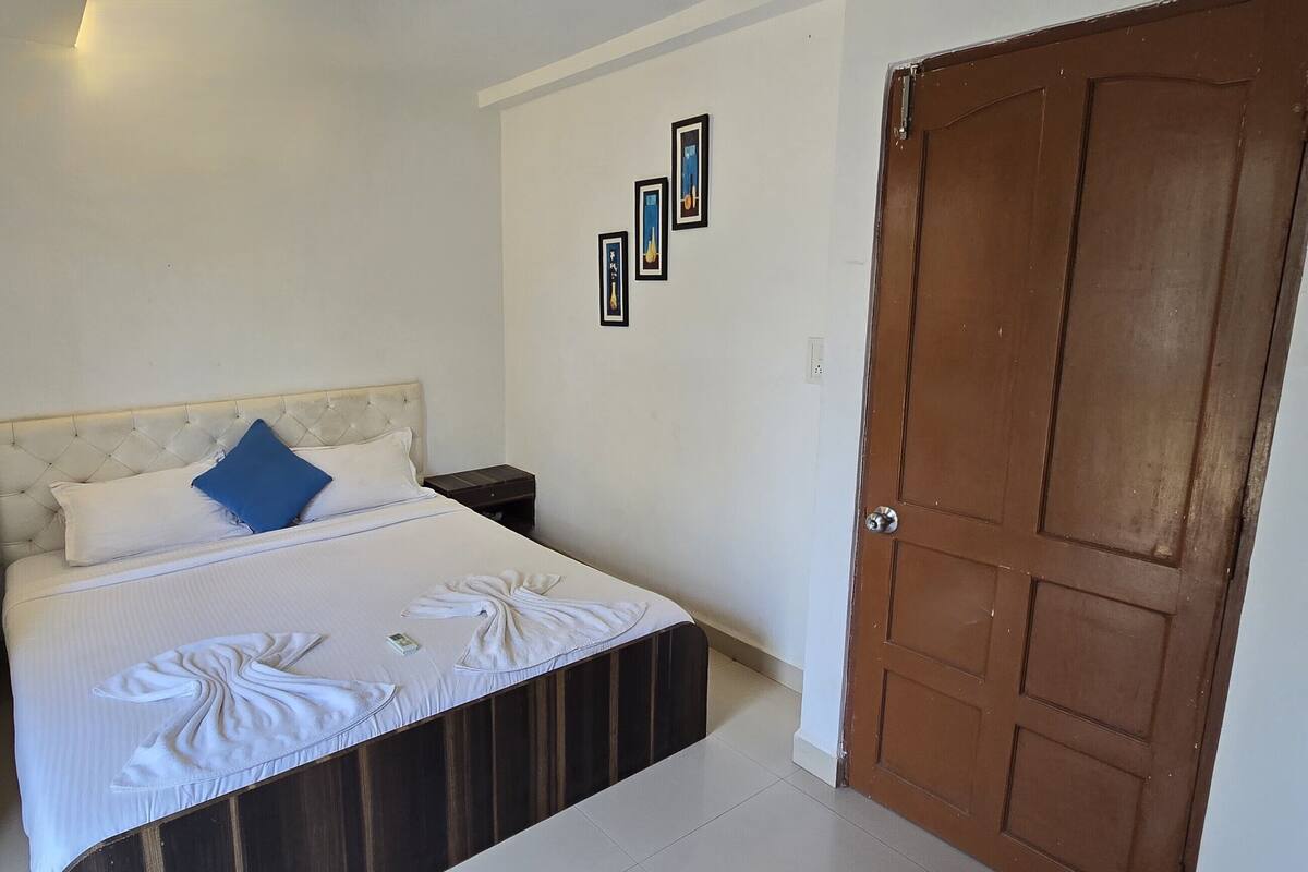Soundproofing, free WiFi, bed sheets
