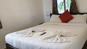 Premium Studio, 1 Queen Bed | Soundproofing, WiFi (free), bed sheets - Jungle by sturmfrei Vagator (Vagator)