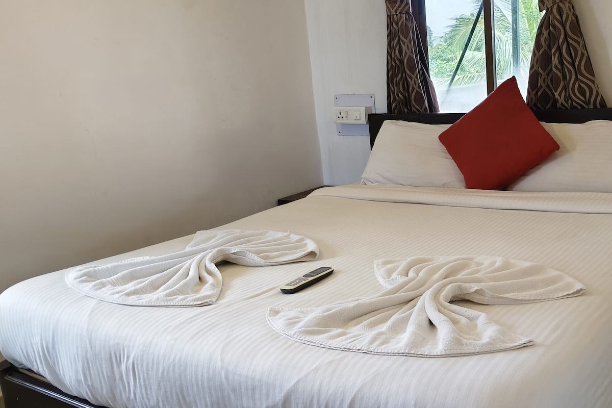 Premium Studio, 1 Queen Bed | Soundproofing, free WiFi, bed sheets