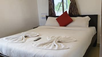 Premium Studio, 1 Queen Bed | Soundproofing, free WiFi, bed sheets