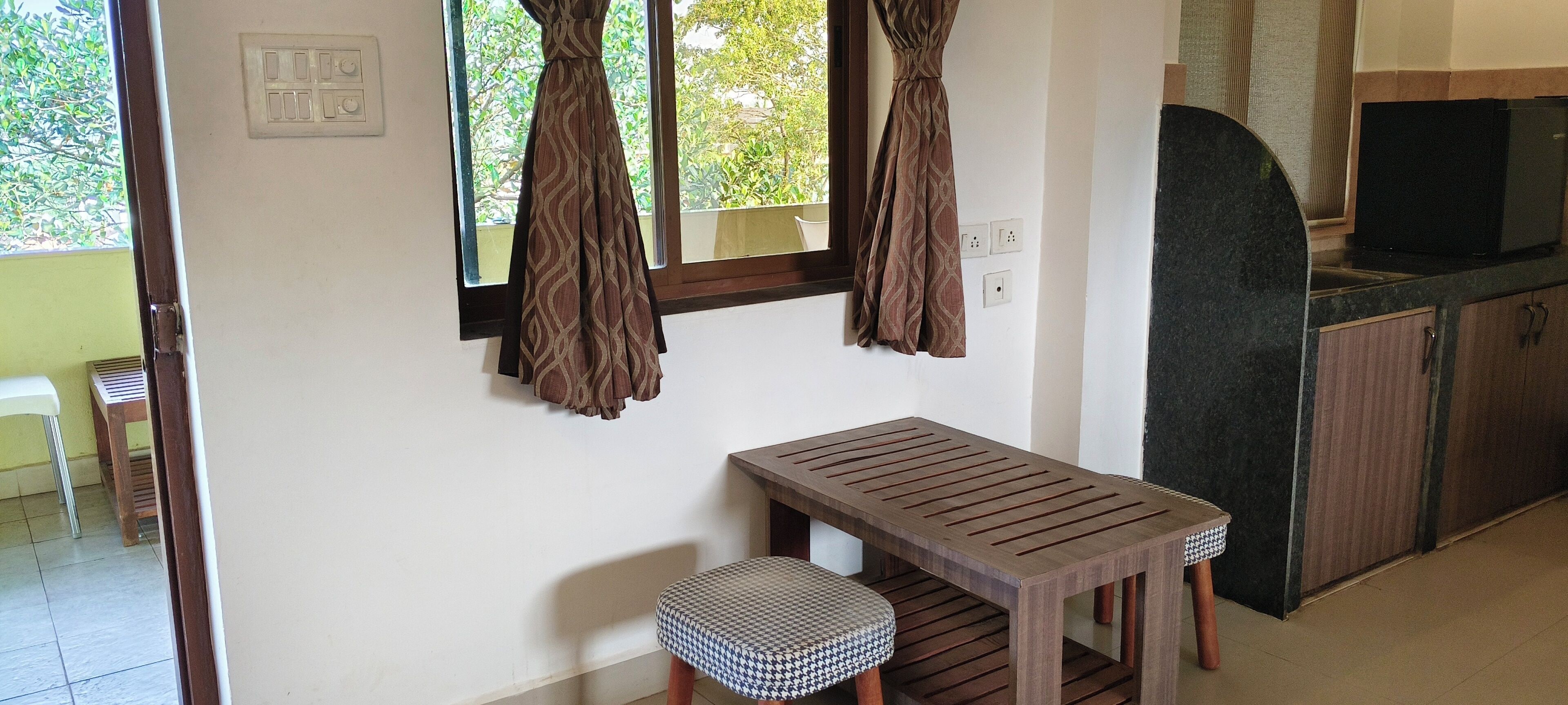 Deluxe Double Room, 1 Queen Bed | Living area