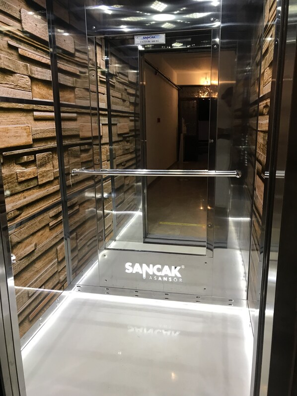 Interior entrance - Naz Suit (Trabzon)