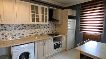 Full-sized fridge, microwave, oven, stovetop