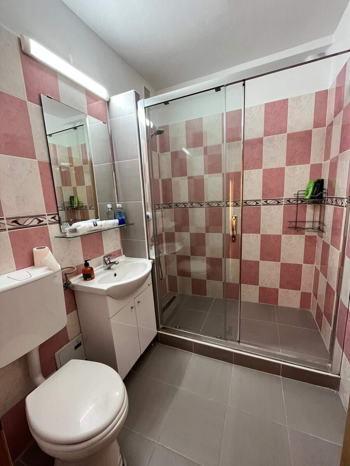 Dusj, hårføner og håndklær