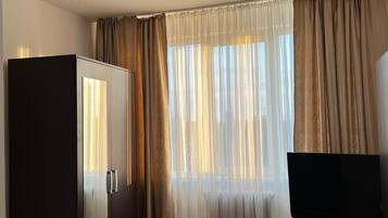 1 makuuhuone, työpöytä, silitysrauta/-lauta, Wi-Fi