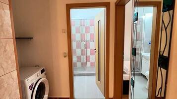 Shower, hair dryer, towels