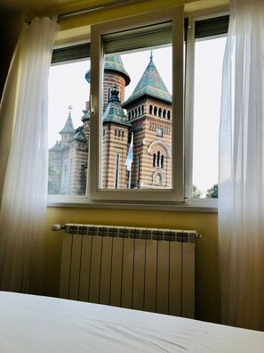 2 slaapkamers, een bureau, een strijkplank/strijkijzer, wifi