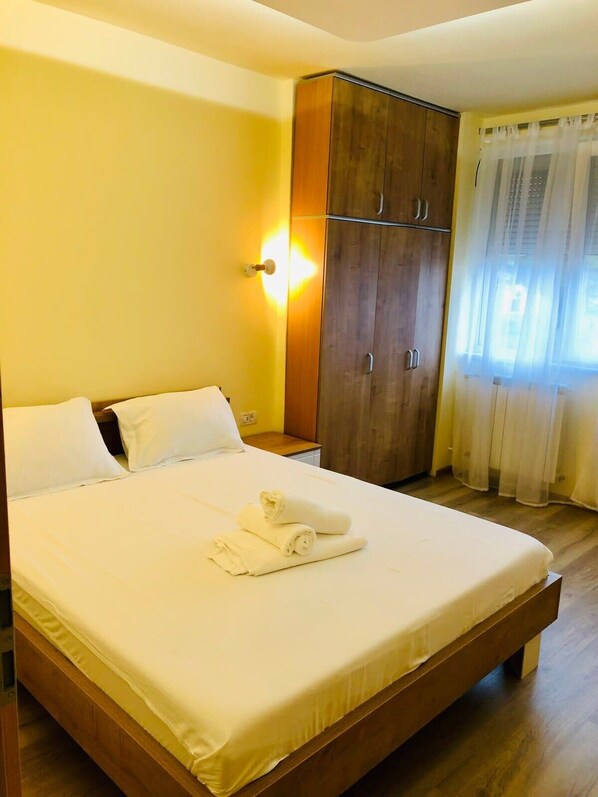 2 bedrooms, desk, iron/ironing board, WiFi