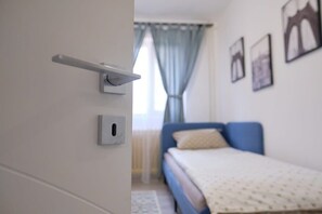 2 bedrooms, desk, iron/ironing board, WiFi
