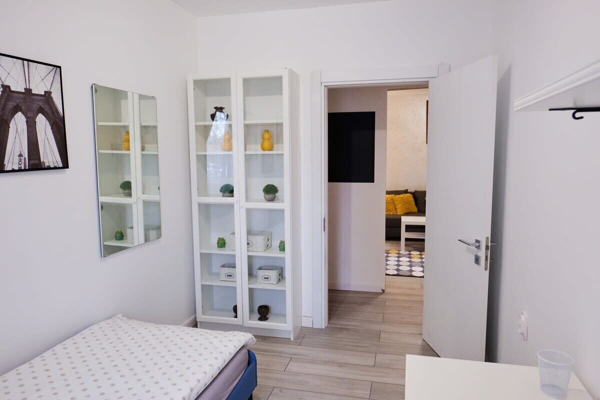 2 dormitorios, escritorio, tabla de planchar con plancha y wifi