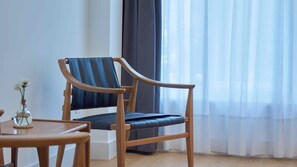 Rom – comfort | Safe på rommet, individuelt dekorert, individuelt innredet og skrivebord