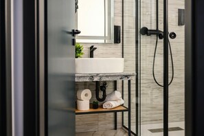 Dusche, Haartrockner, Handtücher