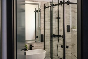 Shower, hair dryer, towels - GBU Home - Azure Room (Timișoara)