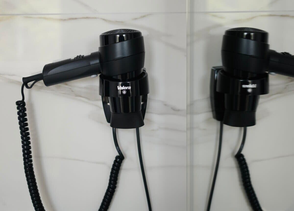 Shower, hair dryer, towels, shampoo