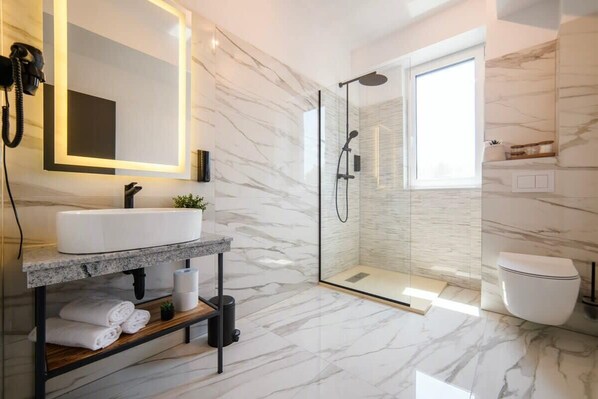 Shower, hair dryer, towels, shampoo - GBU Home - Olive Room (Timișoara)