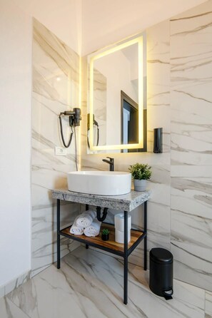 Shower, hair dryer, towels, shampoo - GBU Home - Olive Room (Timișoara)