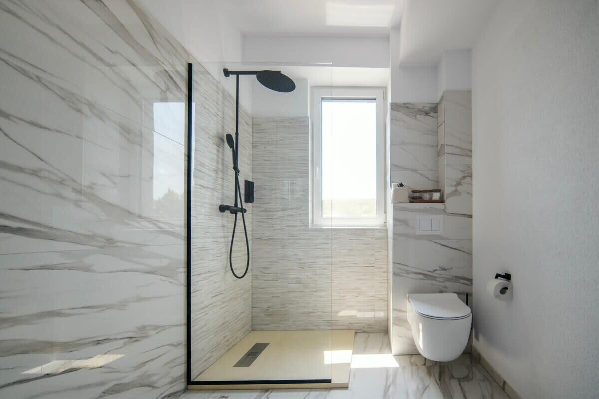 Shower, hair dryer, towels, shampoo