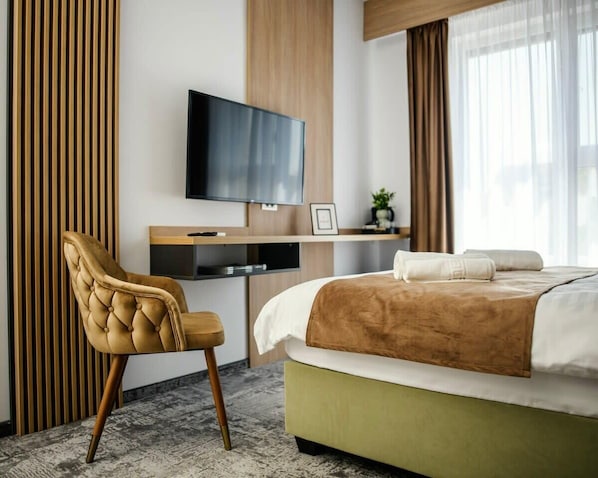 1 bedroom, desk, iron/ironing board, WiFi