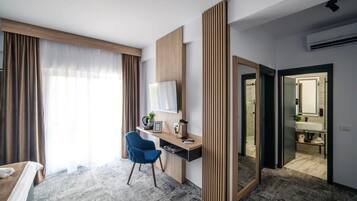 2 bedrooms, desk, iron/ironing board, WiFi