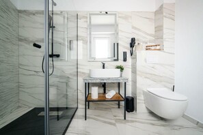 Shower, hair dryer, towels - GBU Home - Pink Room 204 (Timișoara)