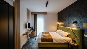 1 habitación, escritorio, tabla de planchar con plancha y wifi 