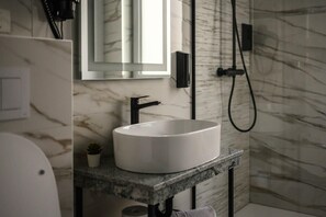 Shower, hair dryer, towels, shampoo - GBU Home - Honey Room (Timișoara)