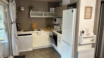 Een koelkast, een microgolfoven, een oven, een kookplaat