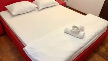 1 habitación, tabla de planchar con plancha, wifi y ropa de cama