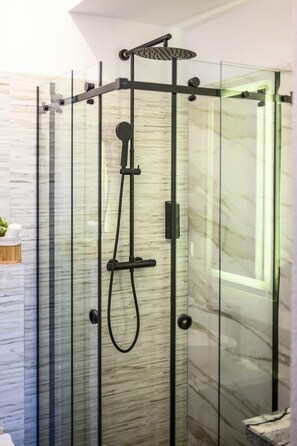 A glass-enclosed shower with a handheld showerhead and a rain shower head. - GBU Home Timisoara Honey 402 (Timișoara)