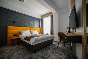 A modern hotel room with a large bed, a desk, and a television. - GBU Home Timisoara Honey 402 (Timișoara)