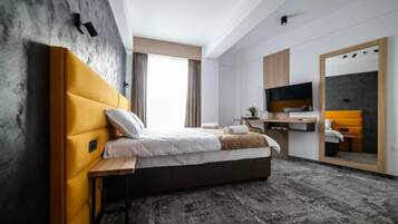 1 bedroom, desk, iron/ironing board, WiFi