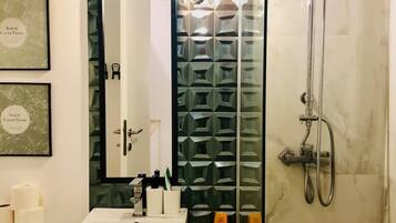 Shower, hair dryer, towels
