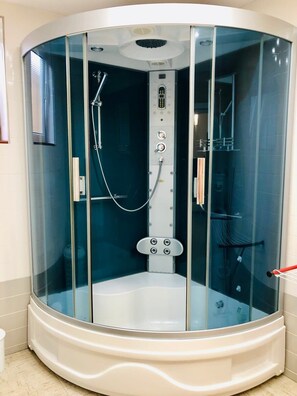 Douche, sèche-cheveux, serviettes fournies