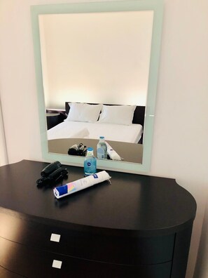 2 bedrooms, desk, iron/ironing board, WiFi