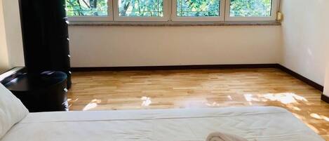 2 bedrooms, desk, iron/ironing board, WiFi