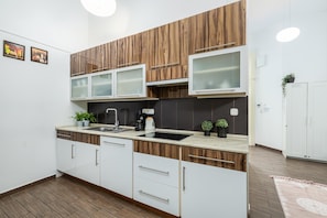 雪櫃、微波爐、焗爐、洗碗機