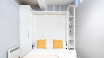 Tabla de planchar con plancha, wifi y ropa de cama