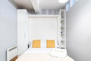 Tabla de planchar con plancha, wifi y ropa de cama 