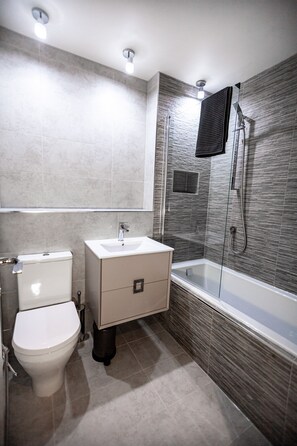 Bathroom - 8 The Hideaway (St Leonards-On-Sea)