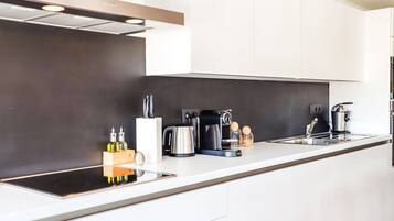 Een koelkast, een microgolfoven, een oven, een kookplaat