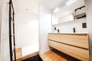 Douche, sèche-cheveux, serviettes fournies, savon