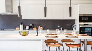 Réfrigérateur, micro-ondes, four, plaque de cuisson